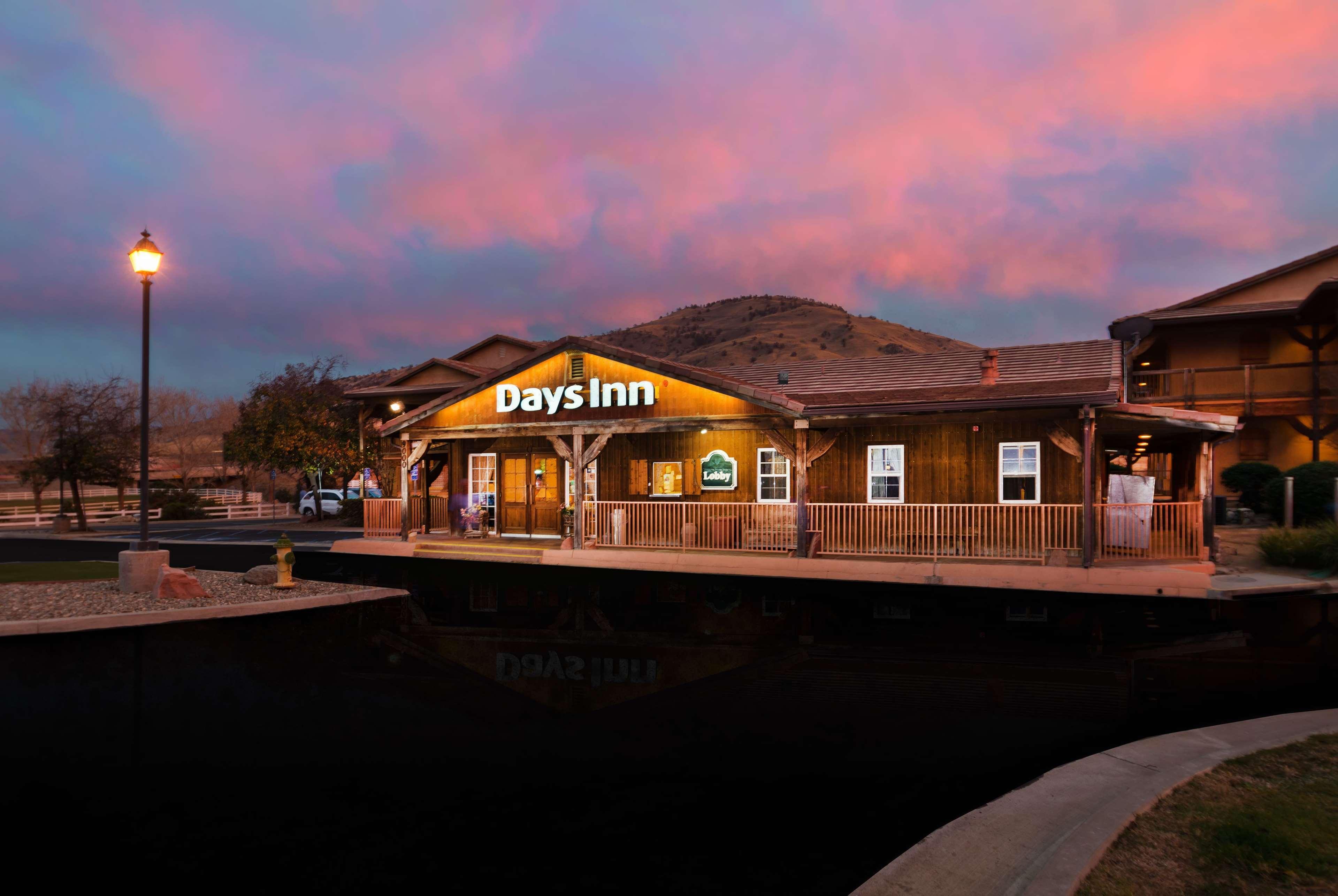 Days Inn By Wyndham Lebec Grapevine Exterior photo