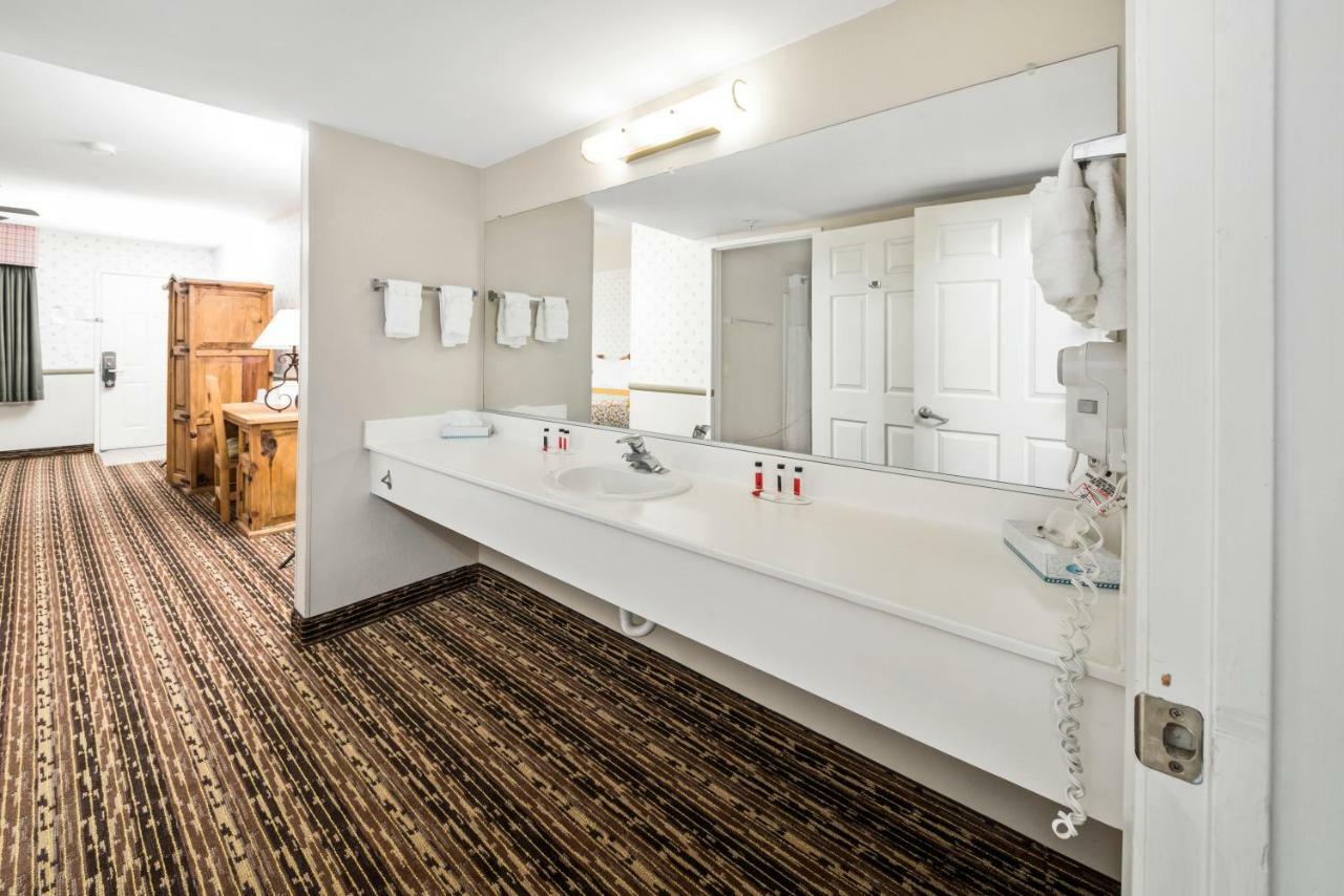 Days Inn By Wyndham Lebec Grapevine Room photo