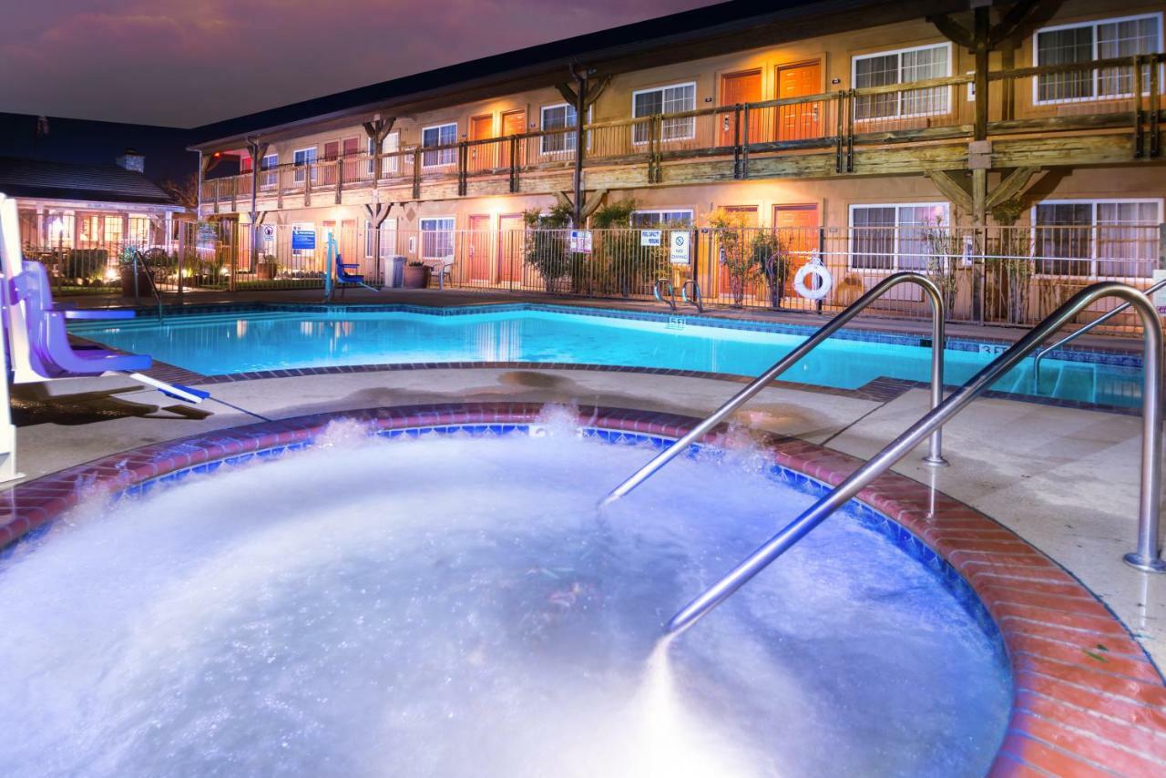 Days Inn By Wyndham Lebec Grapevine Exterior photo