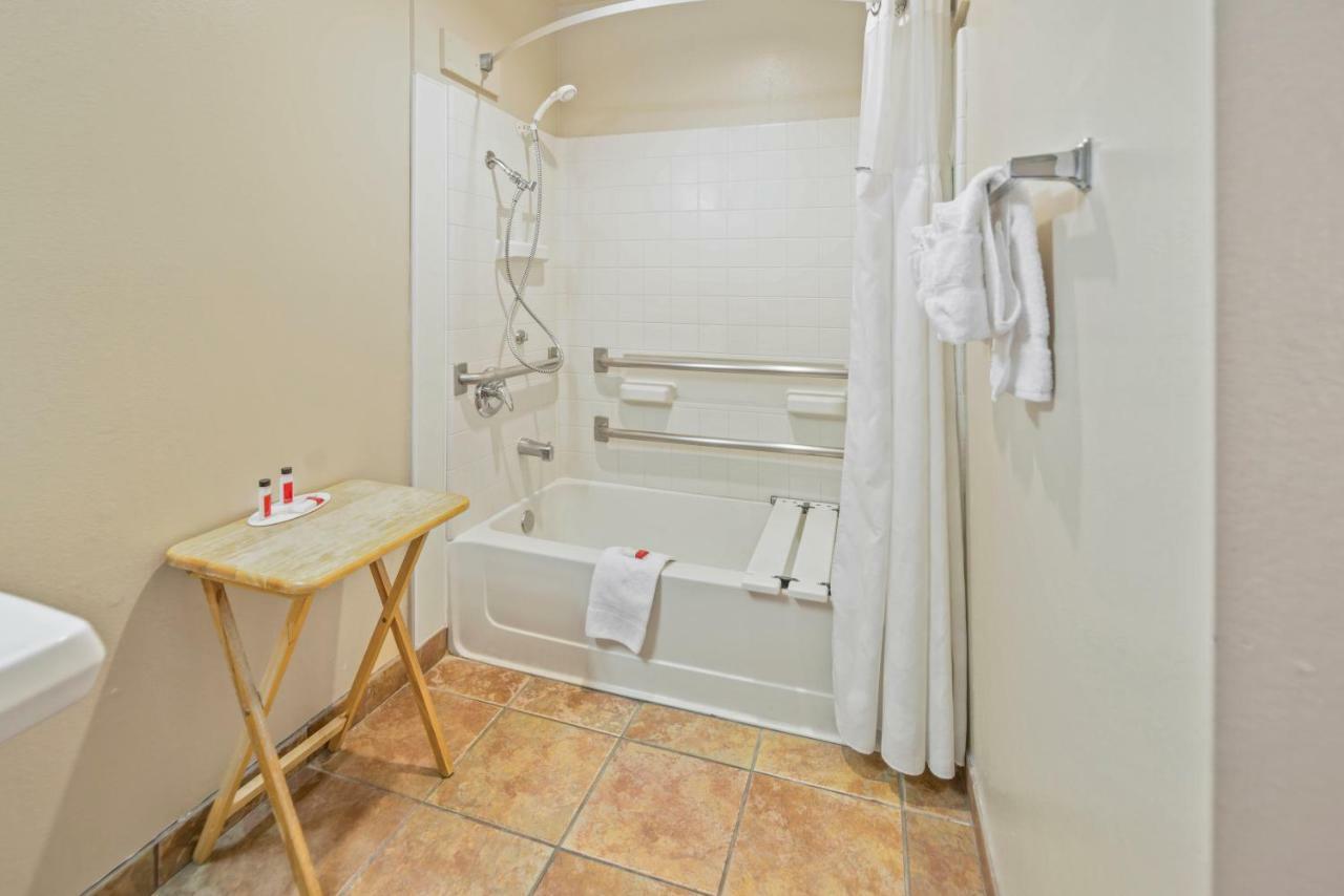 Days Inn By Wyndham Lebec Grapevine Room photo